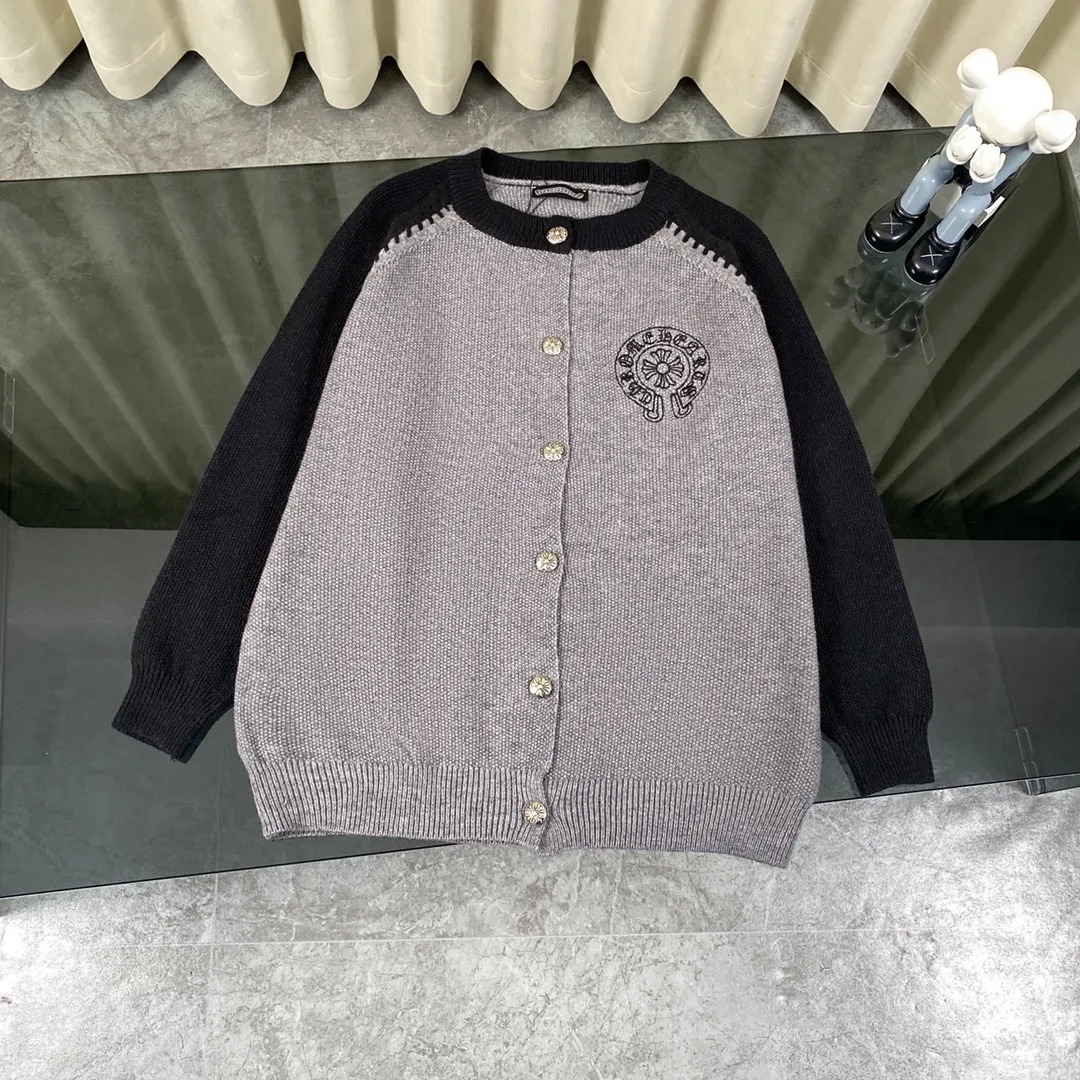 P280 ChromeHearts popular Chrome Hearts CH Sanskrit horseshoe cross embroidery button cardigan jacket raglan sleeve sweater, contrasting color splicing raglan round neck knitted sweater, unique knitting texture, soft and skin-friendly, classic pattern embroidery on the front and back. Retro chic. The contrasting color raglan sleeve design and the thick stitching craftsmanship at the joints make it look great when worn alone or layered! The fit is loose and slimming! Fashionable patchwork colored sweater, colorfully intertwined, with clear layers, warm and slimming. Whether worn alone or layered, you can easily control various styles and show your personal charm. The raglan sleeves are shoulder-width in contrasting colors and have ultra-detailed embroidery on the front and back, giving it a casual street feel. It looks great when worn alone! The sleeves are designed with contrasting colors and seams, and the round neck style reveals the neck and flatters the face shape! Wool blend knitted fabric, soft, comfortable and warm to the touch. Contrasting color design➕Loose fit, not flattering on your body shape and slimming, not to mention how easy it is to wear! Basic, versatile and fashionable classic! Black and white are versatile! Black and gray high-end! Couples get involved!  Color: black and white/black gray Size: S~M~L